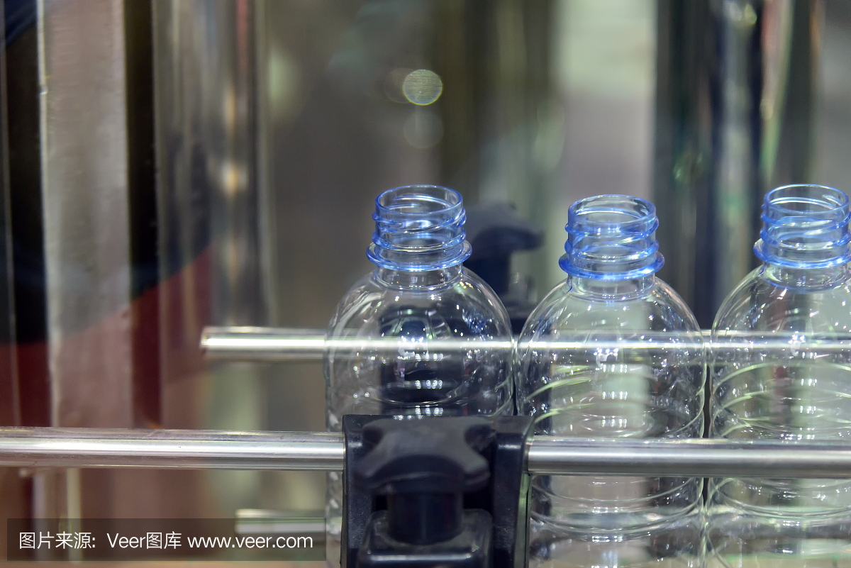 饮用水工厂传送带上的塑料瓶。