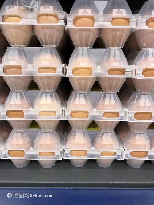 店内塑料包装的鸡蛋照片